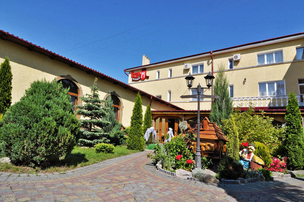 Hotel Stanislavskiy Dvir Iwano-Frankiwsk Exterior foto